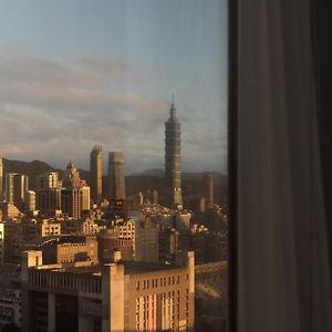 Deluxe Skyline King Room